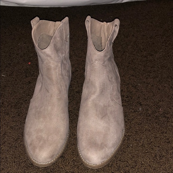 Old Navy Shoes - Tan booties